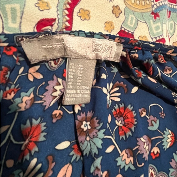 Love1 forever21 Xs slouchy chiffon blouse with elephant pattern. - Picture 9 of 11